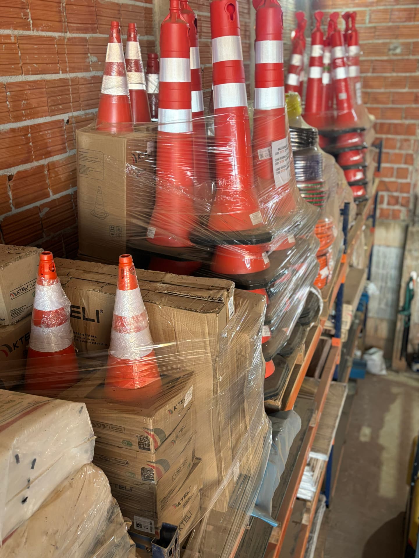 Estoque de cones e itens de sinalização viária